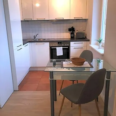 Lägenhetshotell Einraumapartment Mit Seeblickbalkon